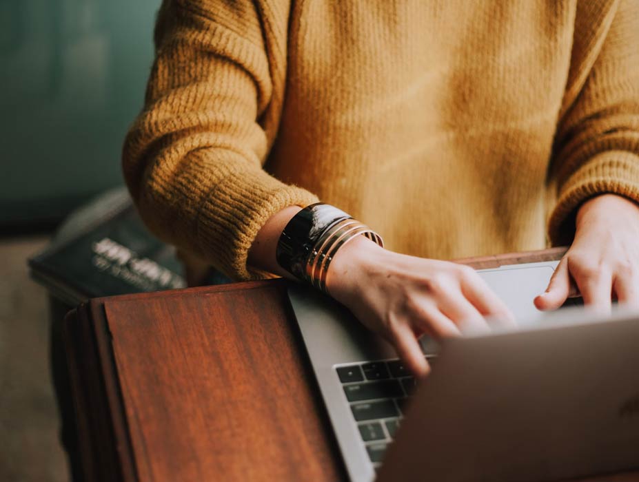 imagen de un hombre usand un portatil